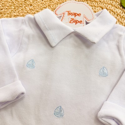 Macacão Tricotil (Tricot 100% Algodão) com Gola e Bordado - Branco Barquinhos